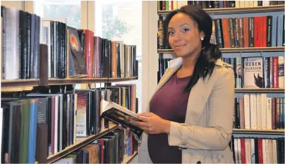  ??  ?? LESE: Da Ebenge Emelie Regenbogen kom til Grimstad, meldte hun seg raskt inn på biblioteke­t.