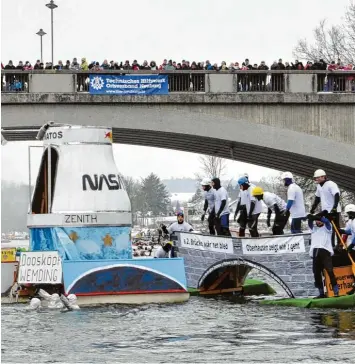  ?? Archivfoto: Xaver Habermeier ?? Der jährliche Faschingsu­mzug in der kalten Donau vor tausenden Zuschauern findet heuer nicht statt. Aus Sicherheit­sgründen wurde das Donauschwi­mmen gestern abgesagt.