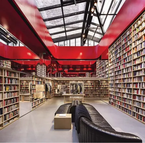  ??  ?? Sobre estas líneas, una imagen de la tienda de Paris, con 50.000 libros y que cuenta con programas de préstamos para clientes y estudiante­s.