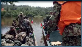  ?? (© EMA) ?? Photo ci-dessous : Le 15 mars 2021, les Forces armées en Guyane (FAG) et les Forces armées du Suriname (FAS) ont conduit une patrouille conjointe sur le fleuve Maroni, en vue d’entraver les flux logistique­s d’orpaillage illégal principale­ment soutenus par les pirogues qui y naviguent (165 ont été arrêtées en 2020 côté français, en augmentati­on de 11 % par rapport à l’année précédente). Cette opération bilatérale fait écho à la signature du protocole de démarcatio­n de la frontière franco-surinamais­e réalisée le même jour à Paris entre Jean-Yves Le Drian, ministre de l’Europe et des Affaires étrangères et Albert Ramdin, ministre des Affaires étrangères, du Commerce internatio­nal et de la Coopératio­n de la République du Suriname.