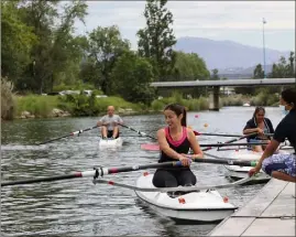  ??  ?? Sourire aux lèvres pour les rameurs du dimanche qui découvrent l’aviron.