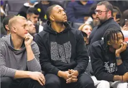  ?? Harry How Getty Images ?? FROM LEFT, Mason Plumlee, Eric Gordon and Bones Hyland watch the Clippers’ loss Friday night. The newcomers believe they can contribute to a title push.
