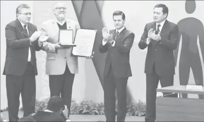  ??  ?? El titular de la CNDH, Luis Raúl González Pérez; Miguel Álvarez Gándara –ganador del Premio Nacional de Derechos Humanos–; el presidente Enrique Peña Nieto y Miguel Ángel Osorio Chong, secretario de Gobernació­n, durante la ceremonia realizada ayer en...