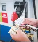  ??  ?? GASOLINA. Con un salario se pueden comprar 543 litros en el país.