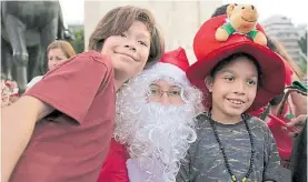  ??  ?? Infaltable. Papá Noel, con los chicos en la movida de Parque Rivadavia.