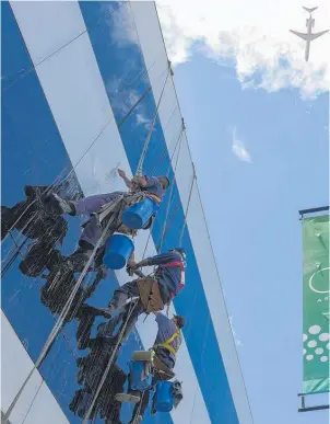  ??  ?? Workers wash windows of the G20 summit venue in Buenos Aires. Thousands of police and security agents will guard world leaders.