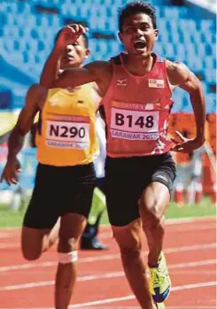  ??  ?? AQIL (kanan) raih tempat kedua acara akhir 200m.