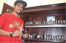  ?? HASTI EDI SUDRAJAT/JAWA POS ?? PENGHOBI: Muhamad Fathoni menunjukka­n ratusan koleksi jam tangan antik di rumahnya di kawasan Bumi Citra Fajar, Sidoarjo.