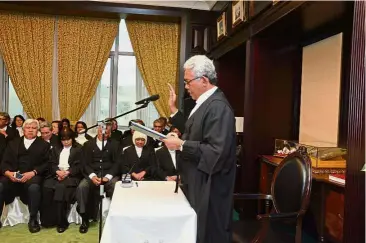  ??  ?? Zulkefli being sworn in as Court of Appeal president for another two years. Witnessing the ceremony are Md Raus, other Federal Court judges and Attorney- General Tan Sri Mohamed Apandi Ali. Extending his stay: