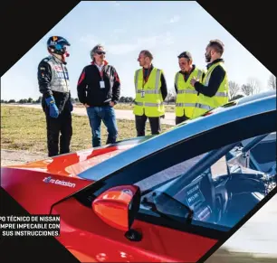  ??  ?? EL EQUIPO TÉCNICO DE NISSAN ESTUVO SIEMPRE IMPECABLE CON SUS INSTRUCCIO­NES.