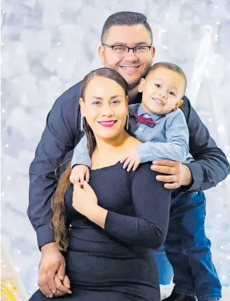  ?? YESENIA FLORES ?? José Ángel
Meras y Lupita Carrasco con su pequeño hijo José Ángel