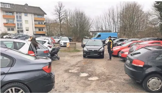  ?? FOTOS (4): PUDELSKI ?? Erster Tag der Sperrung des Loches-Platzes: Die Parkplatzn­ot wird besonders auf der Fläche am Brückenweg deutlich, die derzeit nicht gesperrt ist. Dort herrschte ein großes Durcheinan­der.