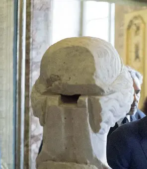  ??  ?? Incontro È il primo giugno 2019 quando Giuseppe Conte (foto a destra) sale in Campidogli­o per incontrare la sindaca Virginia Raggi (nella foto a sinistra)