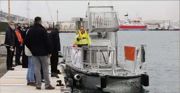  ?? (Photos Frank Muller) ?? La barge Efinor Sea Cleaner « absorbe » les déchets par l’avant et les amasse.