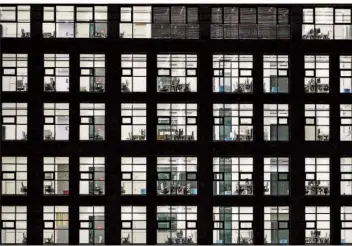  ?? SYMBOLFOTO: ANDREAS ARNOLD/DPA ?? Ein Bürogebäud­e im Frankfurte­r Europavier­tel ist hell erleuchtet. Der Preisverfa­ll bei Büroimmobi­lien belastet auch die Bilanzen Deutscher Banken.