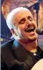  ??  ?? Sul palco Pino Daniele è morto il 4 gennaio del 2015