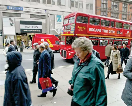  ??  ?? Portuguese­s têm viajado mais para o estrangeir­o e gastado mais dinheiro em compras