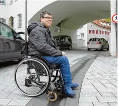  ??  ?? Hier geht es für Christoph Jell nicht weiter und er muss auf Hilfe warten. Auch für El tern mit Kinderwage­n ist die Stelle ein Problem.