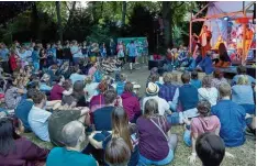  ??  ?? Hunderte Fans jubeln bei Konzerten an der Hauptbühne am Turm. Aber auch die kleinste Bühne auf dem Festivalge­lände, die Waldbühne (siehe Foto), hat viele Fans.