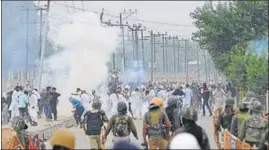  ??  ?? Kashmiri protesters clash with police and paramilita­ry personnel after Eid prayers at Eidgah in Srinagar on Monday. WASEEM ANDRABI / HT PHOTO