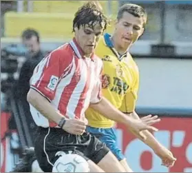  ?? FOTO: ATHLETIC CLUB ?? Su debut ante el Villarreal
Gurpegi protege el balón ante Galca