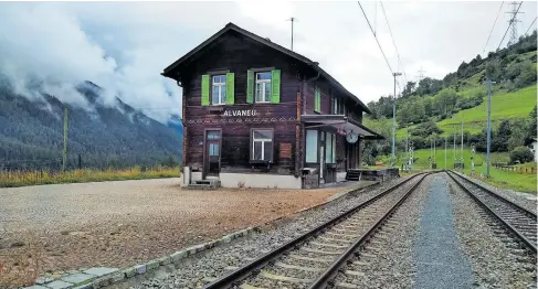  ?? [ Greber (2), viamala.graubuende­n.ch] ?? Von der Burg Hohen Rätien bei Thusis in Graubünden (l. o.) stürzte sich einst der böse Ritter Cuno. Darunter: In den Gletscherm­ühlen von Cavaglia, Val Poschiavo. Groß: eine Bahnstatio­n im Albula-Tal.