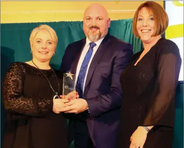  ??  ?? David Devine, Platinum Financial Planning, presents the Retailer of the Year Award to Sally King and Hilary Salmon from Fleurtique.