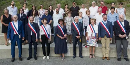  ?? (Photo A. C.) ?? Les adjoints, en première ligne, ont reçu officielle­ment leurs délégation­s.