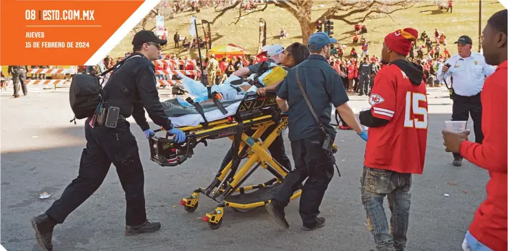  ?? FOTOS: AFP ?? Varias personas fueron atendidas por los servicios médicos, tras el tiroteo que se suscitó.