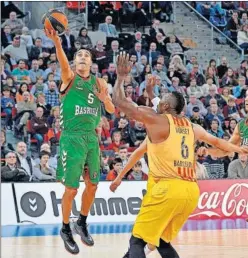  ??  ?? ESTRENO. Pablo Prigioni lanza ante Joey Dorsey. No anotó.