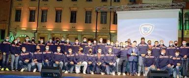  ?? (Biasioli) ?? Al gran completo La rosa dei giocatori, i tecnici, i dirigenti e il resto dello staff della Femi-cz Rugby Rovigo