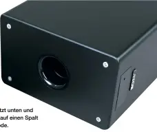  ??  ?? Das Reflexrohr sitzt unten und spielt kontrollie­rt auf einen Spalt auf den Sockelbode.