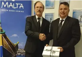  ??  ?? Michael Blair being presented with a farewell gift by MTA Director Germany, Austria & Switzerlan­d, Peter Cauchi