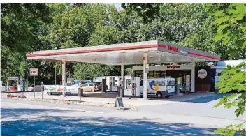  ?? FOTO: OLIVER DIETZE ?? An der Total-Tankstelle am Ortseingan­g von Gersweiler soll in unmittelba­rer Nachbarsch­aft zur Autobahn A 6 bis zum kommenden Frühjahr die erste Wasserstof­f-Tankstelle im Saarland entstehen.