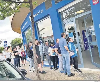  ?? XEREZ CD ?? Aficionado­s del Xerez CD guardan la cola en la oficina del Xerez CD para sacarse su carnet de socio.