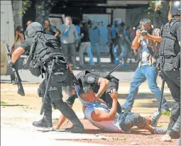  ?? SERGIO PIEMONTE ?? IMAGEN REPETIDA. El lunes, en la Plaza del Congreso. En 2017 crecieron las detencione­s pero no las causas abiertas.