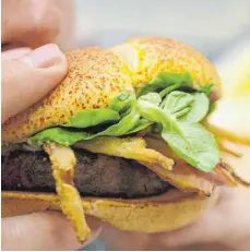  ?? FOTOS: DPA ?? Ein Burger mit Pommes und Cola hat rund 1000 Kalorien. Eine gesunde Fast-Food-Variante könnte ein Salat sein. Aber Achtung bei der Wahl des Dressings. Denn da verstecken sich die Kalorien.