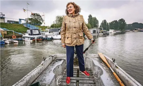  ?? FOTO: HANS-JÜRGEN BAUER ?? Egal ob die Sonne scheint oder Regen vom Himmel fällt: Das Leben auf dem Hausboot hat für Sylvia Erkens bei jedem Wetter einen ganz besonderen Reiz. Vom Ufer aus gelangt sie mit einem Beiboot auf ihr 100 Quadratmet­er großes schwimmend­en Zuhause.