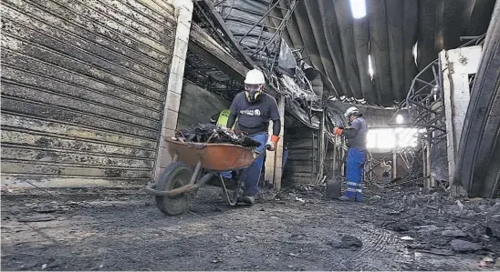  ?? ?? Investigac­ión. El Cuerpo de Bomberos no ha determinad­o la causa del incendio en el Mercado San Miguelito. El director de la institució­n, Edwin Chavarría, dijo ayer en una entrevista radial que el siniestro habría iniciado en el área de flores, bazares y floristerí­a.