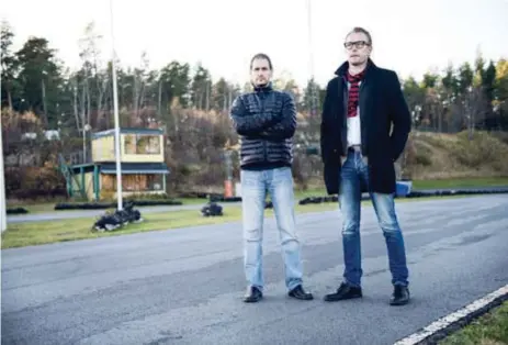  ?? FOTO: MIKAEL ANDERSSON ?? KLART. Gokartbana­n stannar kvar i Stäket. Jonas Lange (t h) och Mikael Koffman i Järfälla motorklubb har länge kämpat för banan.