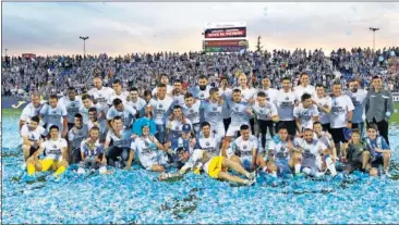  ??  ?? LA CELEBRACIÓ­N. El Leganés festejó en el césped de Butarque su permanenci­a en Primera División.