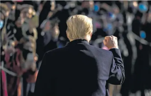  ?? SAMUEL CORUM / EFE ?? Donald Trump saluda a sus seguidores antes de partir a la localidad de El Álamo, en la frontera con México.