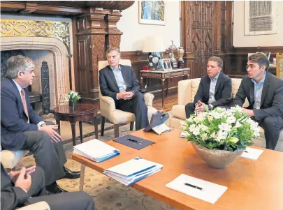  ?? Min. de hacienda ?? Gutiérrez, Dujovne e Iguacel, en la reunión con Macri en la que anunciaron el proyecto