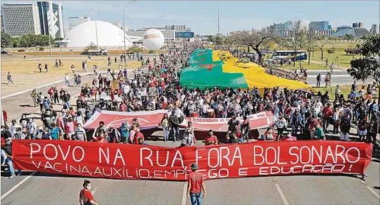 ??  ?? TODOS LOS RECLAMOS. El enorme cartel que desplegaro­n los manifestan­tes en la ciudad de Brasilia expone las exigencias de los movimiento­s de izquierda al gobierno.