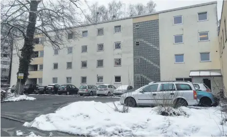  ?? FOTO: OLIVER LINSENMAIE­R ?? Das Eugen- Bolz- Wohnheim auf dem Hochschulc­ampus in Weingarten wird nicht mehr saniert, sondern abgerissen.