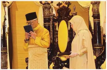  ??  ?? AL-Sultan Abdullah mengucup al-Quran selepas membaca lafaz ikrar menerima jawatan sebagai Sultan Pahang pada Majlis Istiadat Pemasyhura­n Sultan Pahang ke-6 di Balairung Seri, Istana Abu Bakar.