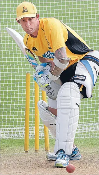  ?? Photo: CRAIG SIMCOX / FAIRFAX NZ ?? New face: Luke Ronchi, fresh off the plane from Perth and Ronchi hitting the ball
beautifull­y
in the nets yesterday.