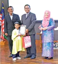  ??  ?? SULAIMAN menyampaik­an anugerah kepada pelajar pra sekolah.