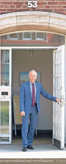  ?? FOTO: UDE/PRIVAT ?? Korte steht am Eingang seines Instituts an der Uni Duisburg-essen.