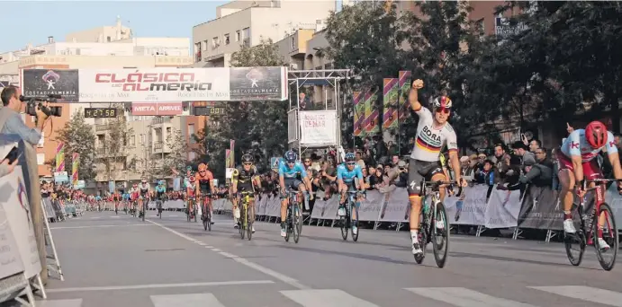  ?? Fotos: José Nieto ?? Im Trikot des deutschen Meisters überquerte Pascal Ackermann als erster die Ziellinie in Roquetas.